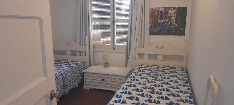 Disfrute del bosque a sólo dos cuadras de la calle principal, Casa en alquiler sobre La Barra.